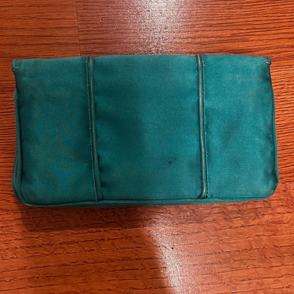 Oscar De La Renta Elegant Green Clutch with Bow Accent - Picture 3 of 5